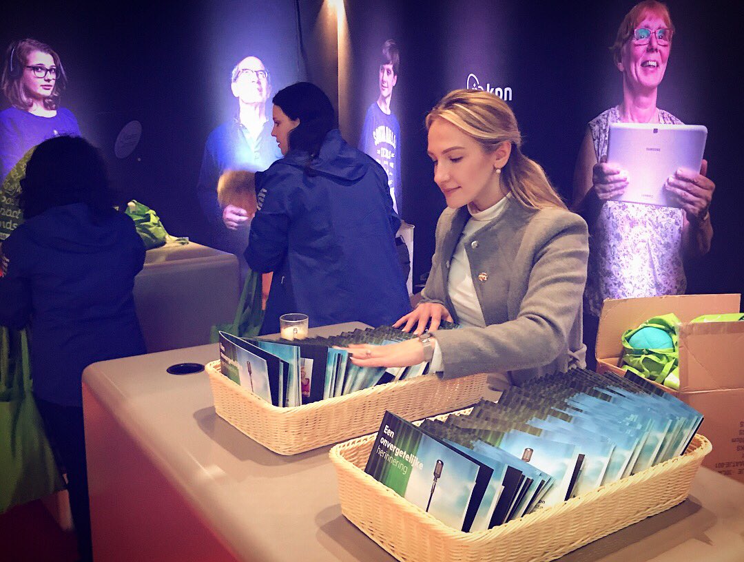 FotoProm's tweet photo. Vandaag mochten wij volop genieten van deze gekke werkplek! 🙂@chassetheater @KPNMCF #fotomarketing #greenscreen #fotopromteam #fotoprom https://t.co/OoKj1yxAVS
