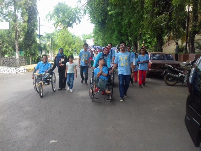 jalan santai menyambut hari diasabilitas internasional.