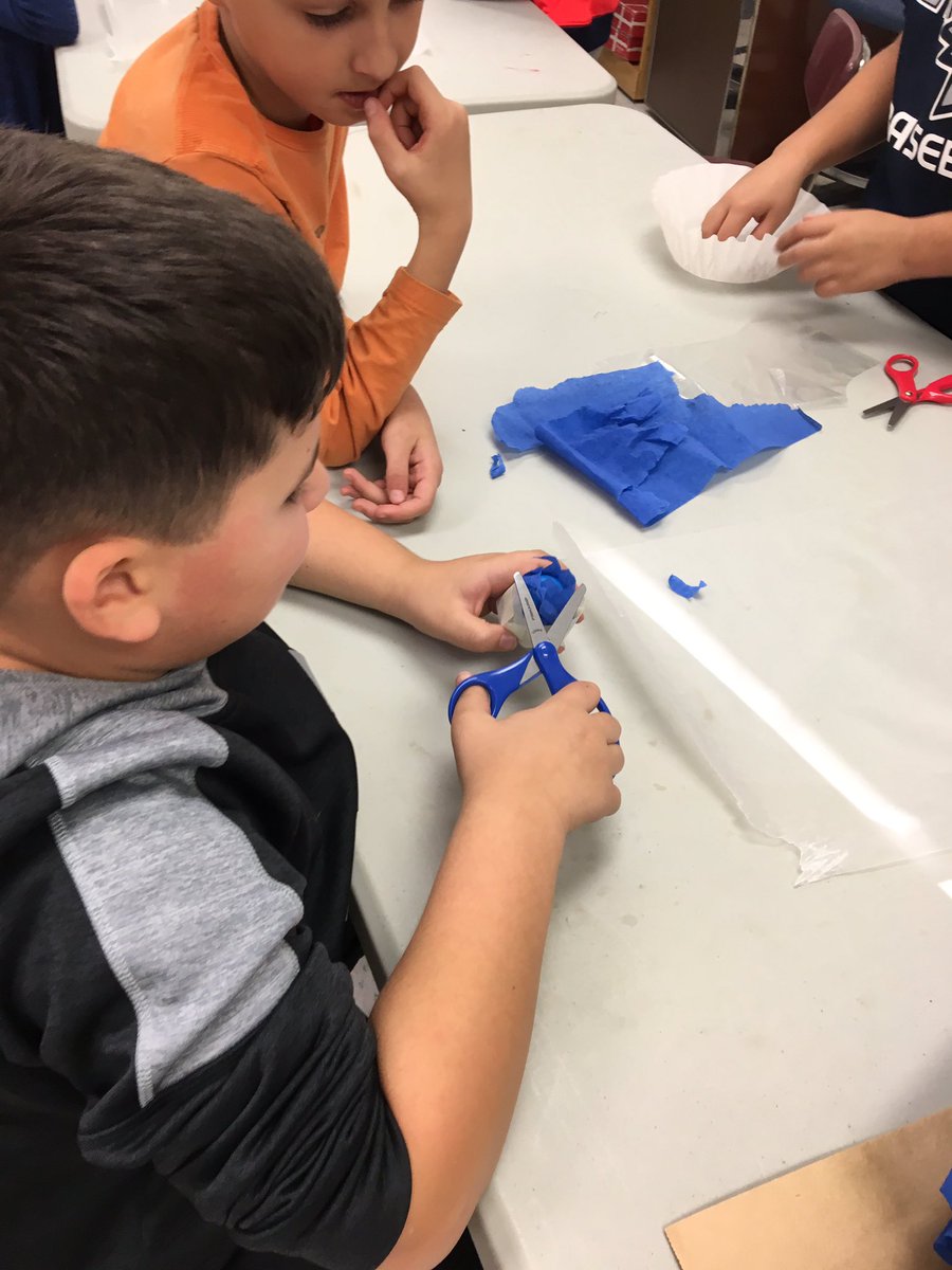 MrsLindseyGC's tweet photo. Mrs. Henn and Mrs. Wilgard's classes @ParkwayPOB designed and tested the efficiency of their ice cube insulators while learning the phase changes in matter and material properties #heattest @Sezgregnyc @msgentilePOB https://t.co/HlTVULShA8