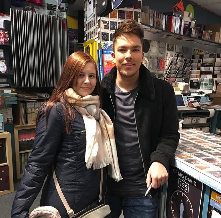 teddyupdatez's tweet photo. Matt with fans at his signing in Kingston https://t.co/xy1sylhwBN