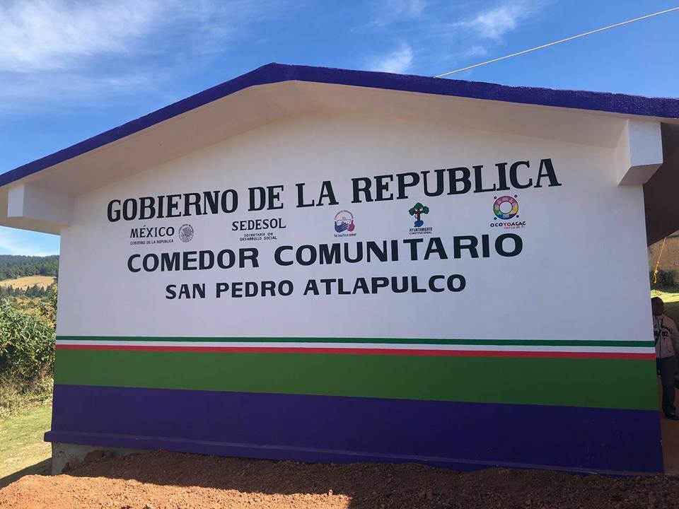 DiianaPerezB's tweet photo. En apoyo a los ocoyoaquenses de la comunidad de #SanPedroAtlapulco, inauguramos el Comedor Comunitario que beneficiará a las familias con alimentos a un bajo costo, una alimentación balanceada y nutritiva.
#Ocoyoacac
#YoCercaDeTi https://t.co/64FWS2gdDq