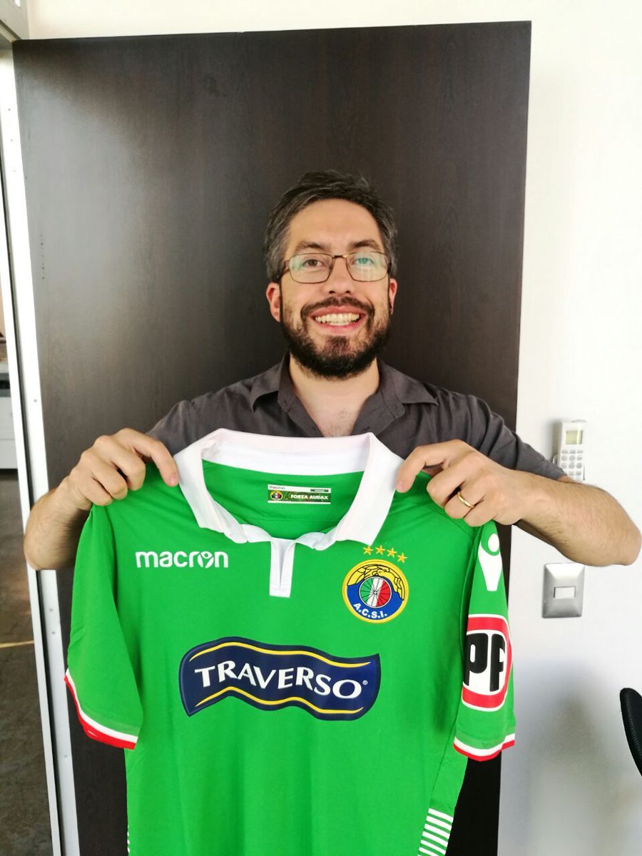 Teleton's tweet photo. 🎂Dicen que en los cumpleaños uno recibe regalos, pero @audaxitaliano olvida la premisa y regala a la Teletón su nueva camiseta para el 2018. Gracias itálicos por apoyar la Rematatón que lidera @pelotazo y felices 107 años 🎈🎉 #SeVieneTeleton #ElAbrazoDeTodos 🙂 https://t.co/Em8pvfKGfg