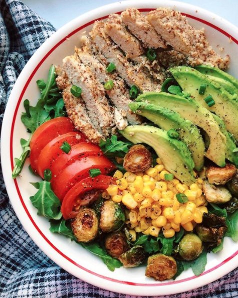 alexagasar's tweet photo. Found this 3 ingredient almond crusted chicken on @calmfulliving and it's my new go-to! So delish, and so simple🌿🍅 https://t.co/6varbvyFB1 #glutenfree #buddhabowl #healthyliving https://t.co/8E5c9Exulq