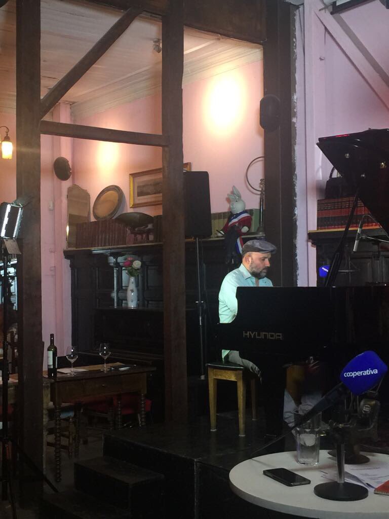 CSalinasMusica's tweet photo. ¡Ya estamos a través del Fb Live de @Cooperativa presentando un gran show en vivo desde @BoulevardLavaud!🎹🎹
¡No se lo pierdan, amigos!👋
#CamiloSalinas https://t.co/wEfXD1rCNN
