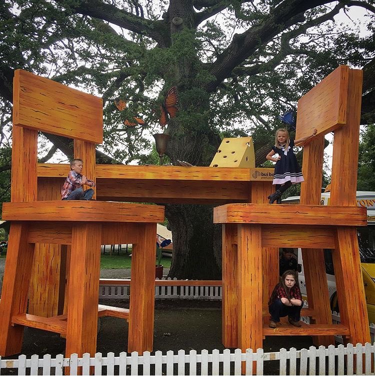 willisclanfans_'s tweet photo. A throwback Thursday photo of #TheWillisClan on some giant chairs. https://t.co/a2NWg6kLpS