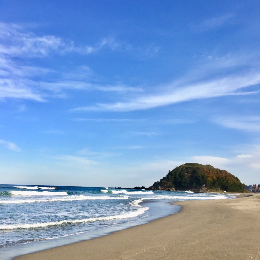 Kor_Visitkorea's tweet photo. #삼척 #맹방해변 은 백사장이 넓고 수심이 얕으며 경사가 완만해 '삼척 제1의 해수욕장'으로 불려. 거친 파도 때문일까, 영화 <#봄날은간다>에서 주인공들이 이별을 결심하는 장면의 배경이 되었기도 해. ▷강원도 삼척시 근덕면 맹방해변로 [트래블리더 9기 박건혜] https://t.co/1RdS8lkNqx