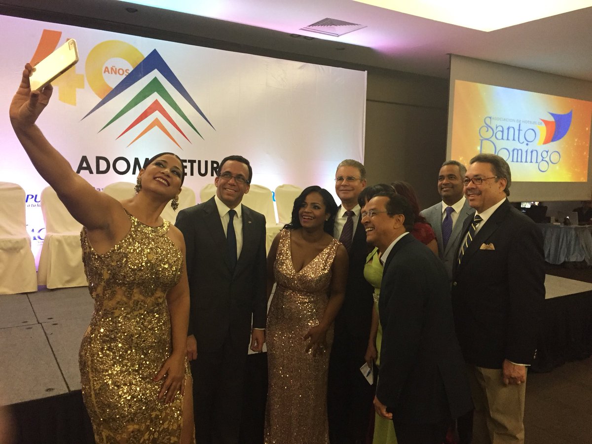 adompretur's tweet photo. El ministro de educación @andresnavarrog @MillizenUribe @ljchavez23 @MunicipiosAlDia Joel Santos presidente de @ASONAHORES y Simon Suárez en selfie con @Yennylovera #pel2017 https://t.co/jjDnWqnht0
