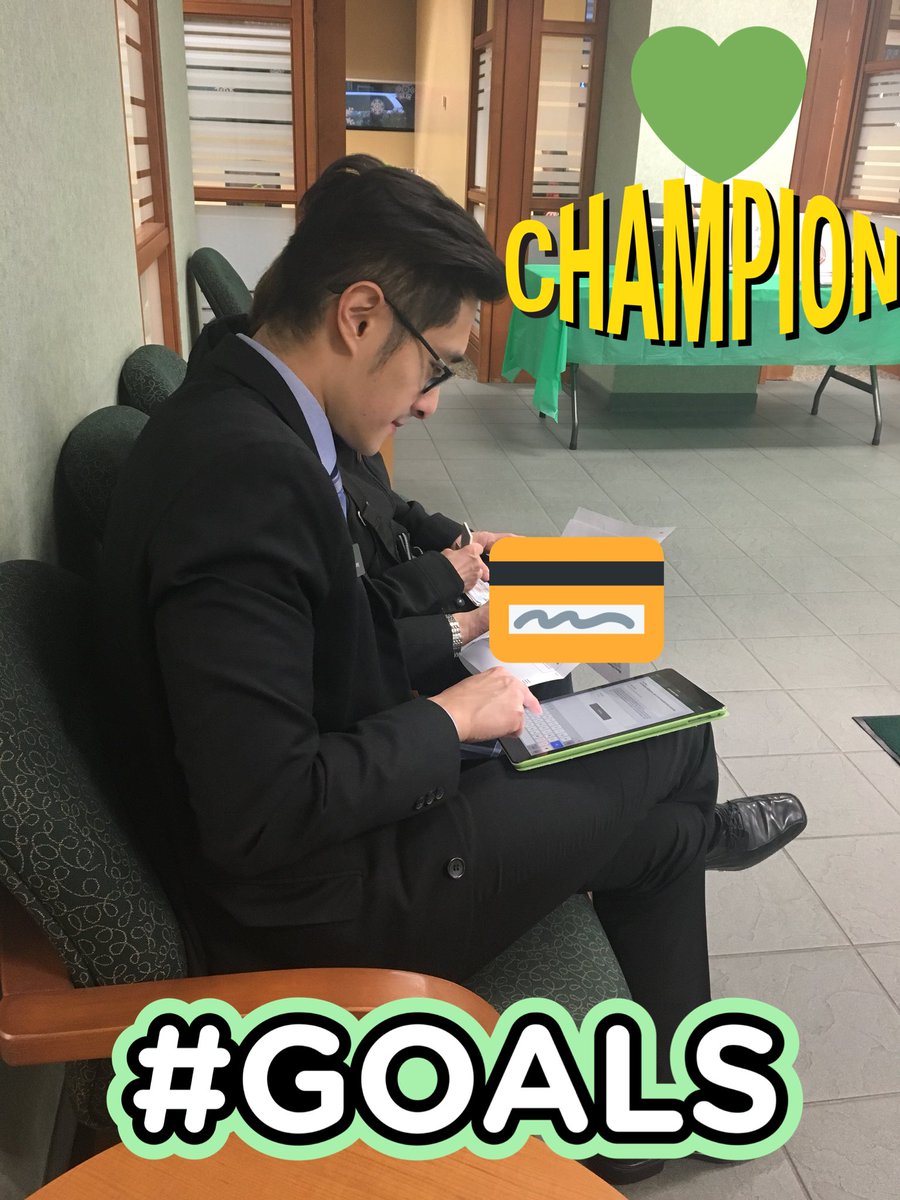 Our Digital Champion FA, Kevin, teaching clients about Digital Banking! ✅👍🏼 #ImDigitalReady @MauroManzi_TD @SilviaL_TD <a href="/JuliaKelly_TD/">Julia</a> @AndrewP_TD