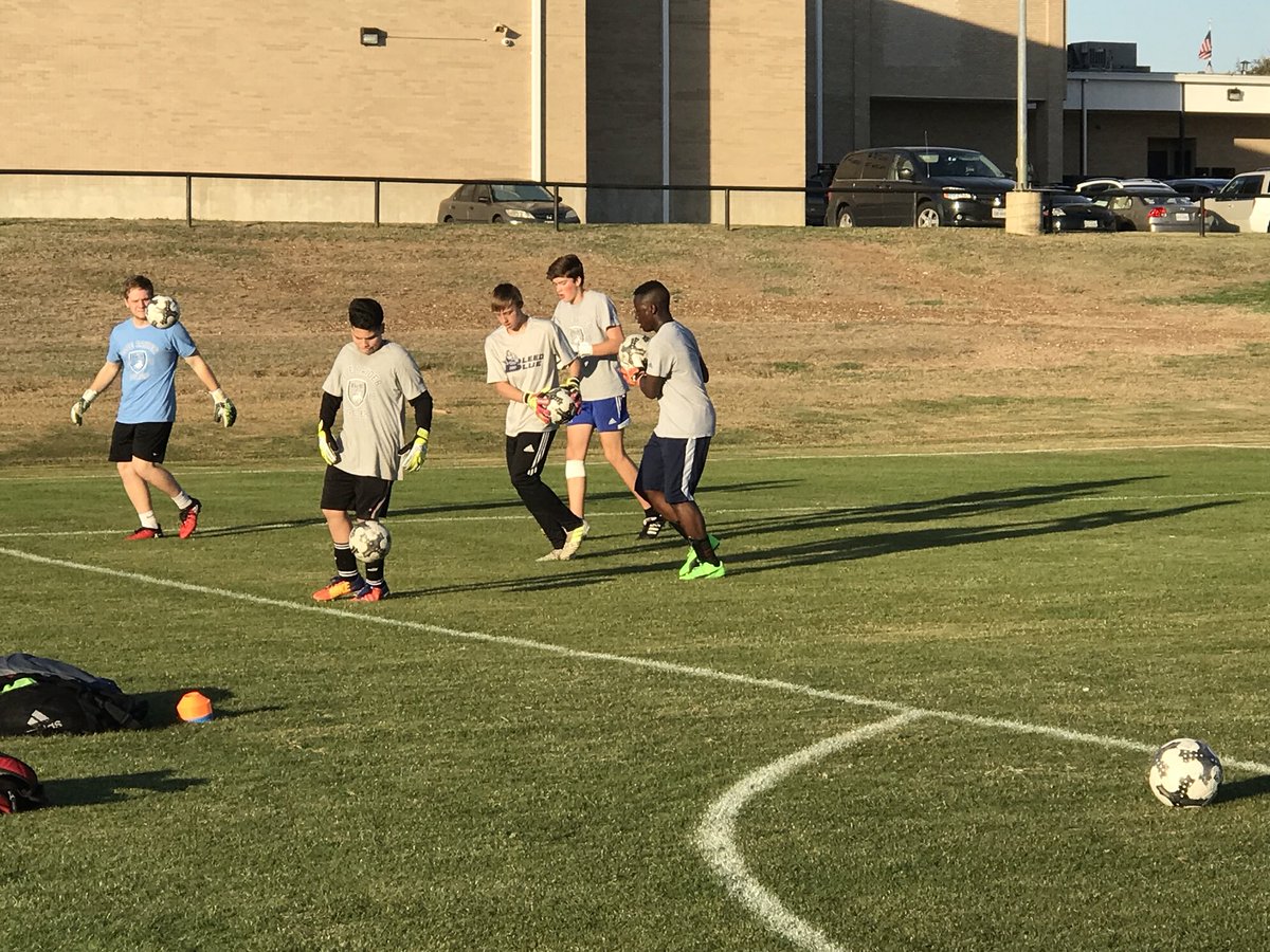 LDBell_Soccer's tweet photo. Keepers gotta get some work in, too... #AllDayIDreamAboutSoccer #SingleMinded #ThereIsNoNeutral https://t.co/gm1vr7p8nm