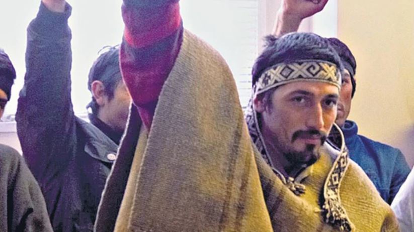 infobae's tweet photo. Jones Huala: "Hay que echar a la mierda a estos fachos asquerosos de Macri y Bullrich"
https://t.co/pZFweD5fRG https://t.co/yeDc57mVvX