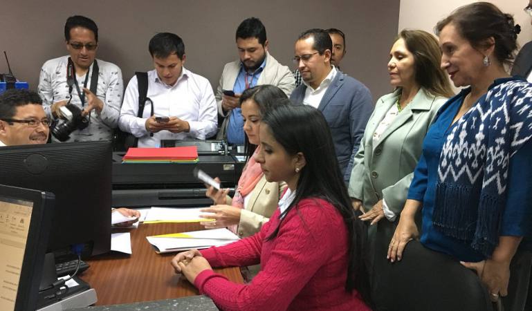 eluniversocom's tweet photo. Asambleístas correístas presentan acción de inconstitucionalidad a convocatoria a consulta popular ►  https://t.co/zAquQN2OLX https://t.co/VfSwRWsZST