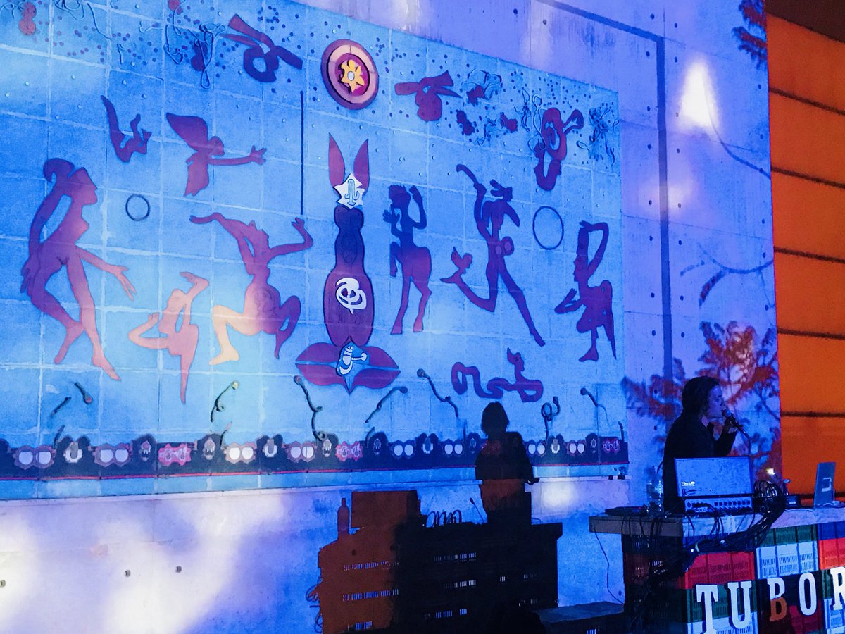 centroGAM's tweet photo. Mientras @diegonoguerab deleita al público en concierto, la noche cae en la ciudad y las luces se encienden.  ¡Nació #BarrioArte! @MAVIchile @Museo_MAC @MNBAChile. #ExploraConTuborg @Tuborg https://t.co/pTYXTEL2VI
