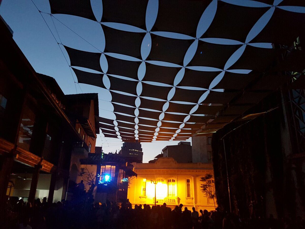 centroGAM's tweet photo. Mientras @diegonoguerab deleita al público en concierto, la noche cae en la ciudad y las luces se encienden.  ¡Nació #BarrioArte! @MAVIchile @Museo_MAC @MNBAChile. #ExploraConTuborg @Tuborg https://t.co/pTYXTEL2VI