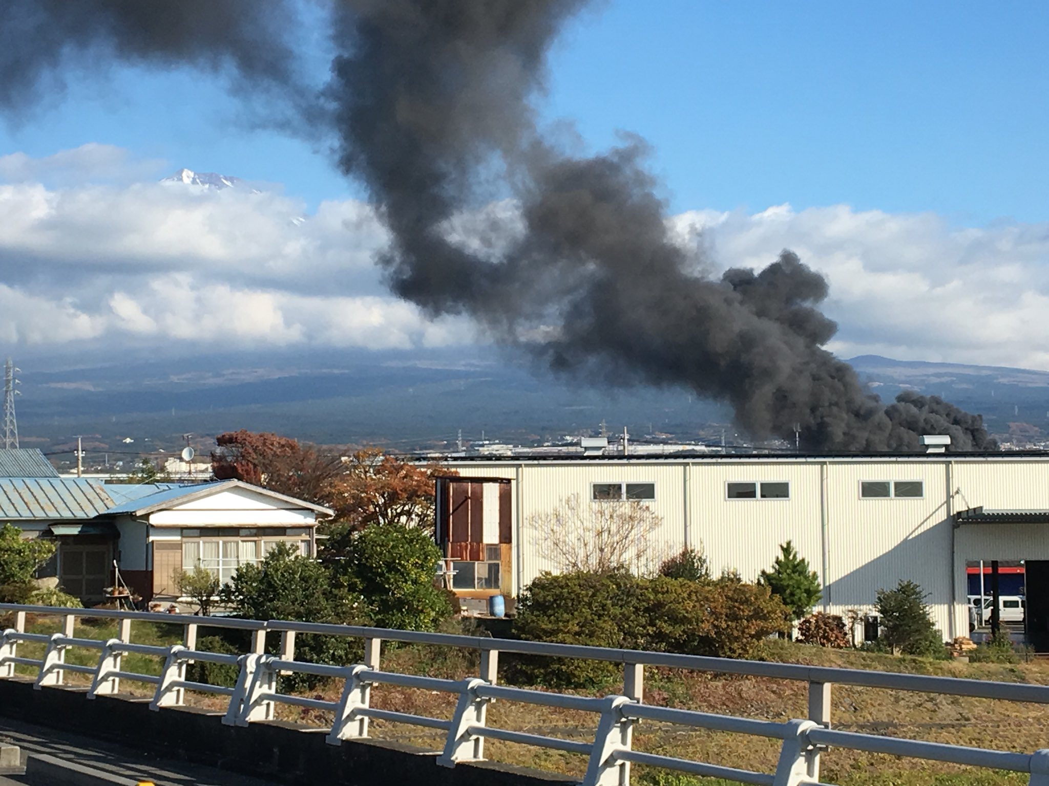 わんころアル 富士市の荒川化学工業 富士工場 の爆発火災 黒煙の量は爆発当初より少なくなってきたが今もなお炎上中 周辺道路は混雑 交通規制もあり T Co Xbcxxuwlja Twitter