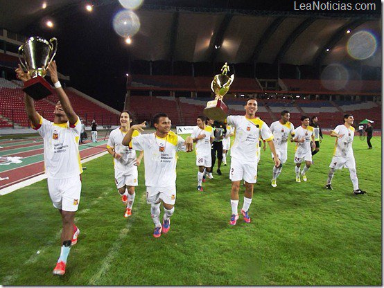 forovinotinto's tweet photo. En la #CopaVenezuela2012 se repitió la Final del 2008 entre #EstudiantesMérida y #DvoAnzoátegui pero con el mismo resultado, el equipo oriental sumó su segunda Copa al empatar 1-1 en Puerto la Cruz y ganar en Mérida 0-1 https://t.co/2XzwOU4lRa