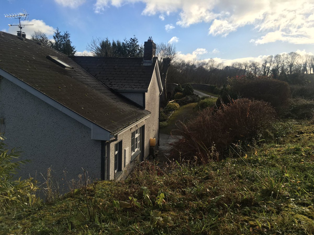 skydavidblevins's tweet photo. A house divided. The front door is in Northern Ireland, the back door in the Republic. The border runs through the middle. @SkyNews from 0600. #Brexit https://t.co/lyt5aUzL5e