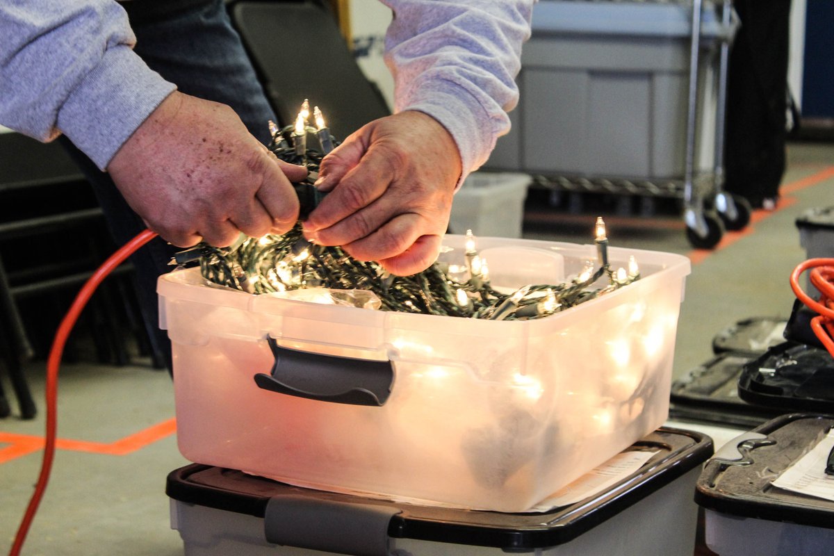 cronkitenews's tweet photo. Need help with your holiday lights? @TempeNeighbors has a program that helps the elderly hang their lights. Stay tuned for the full story tonight at 5 p.m. https://t.co/Feiv3LIfb3