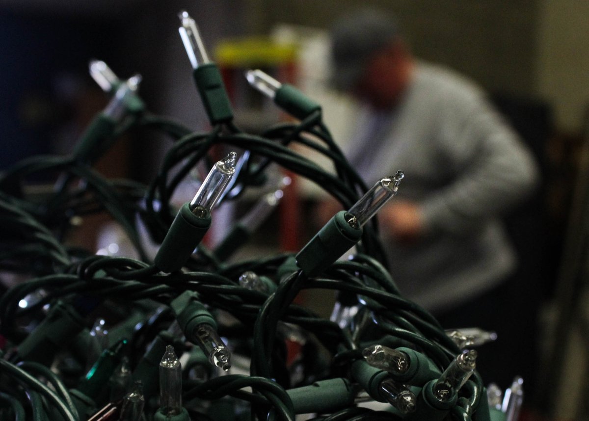 cronkitenews's tweet photo. Need help with your holiday lights? @TempeNeighbors has a program that helps the elderly hang their lights. Stay tuned for the full story tonight at 5 p.m. https://t.co/Feiv3LIfb3