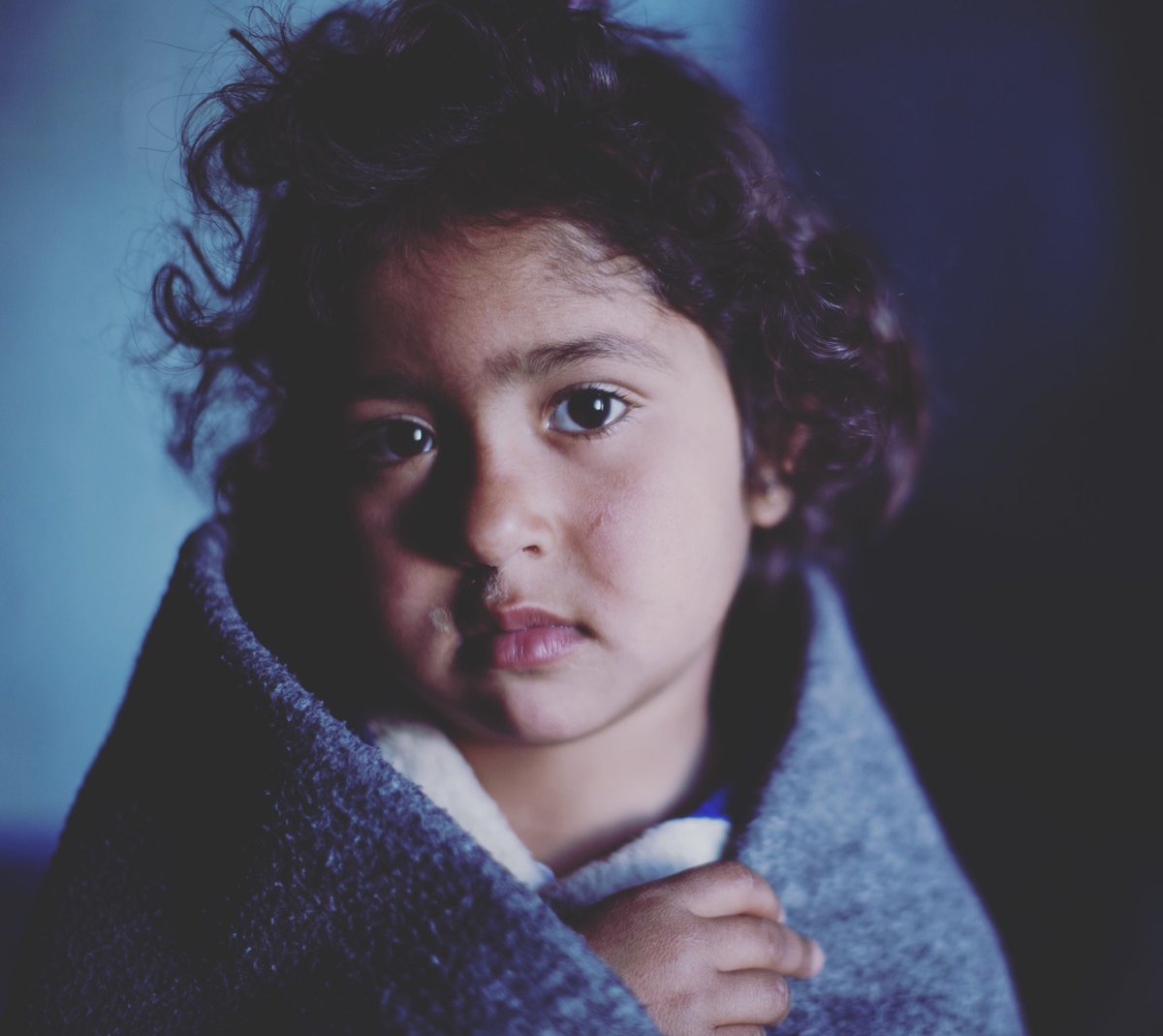 Voor een Syrisch meisje als Noor is een deken van levensbelang. Om warm te blijven, de wintermaanden door te komen en hoop te houden. Niks moet. Maar jij en ik kunnen een verschil maken. Met € 5,- geef je #meerdaneendeken unicef.nl/deken