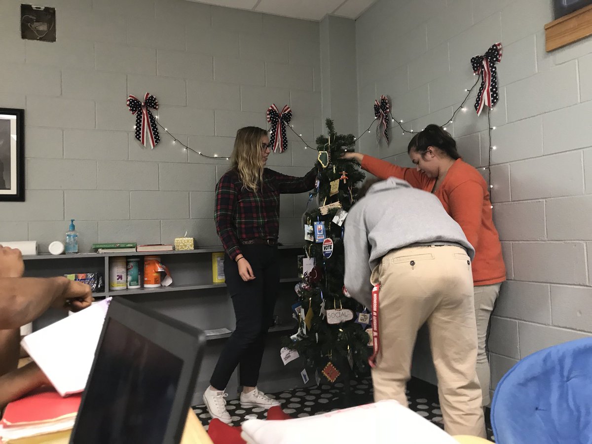 BullerWeaver18's tweet photo. After another Presidential Candidate just so happened to “accidentally bump” into Ms. Glackin’s tree and put it to a slant, Mattie B and Ben We happily volunteered to help out their teacher (of course). https://t.co/ifaVDgdXex