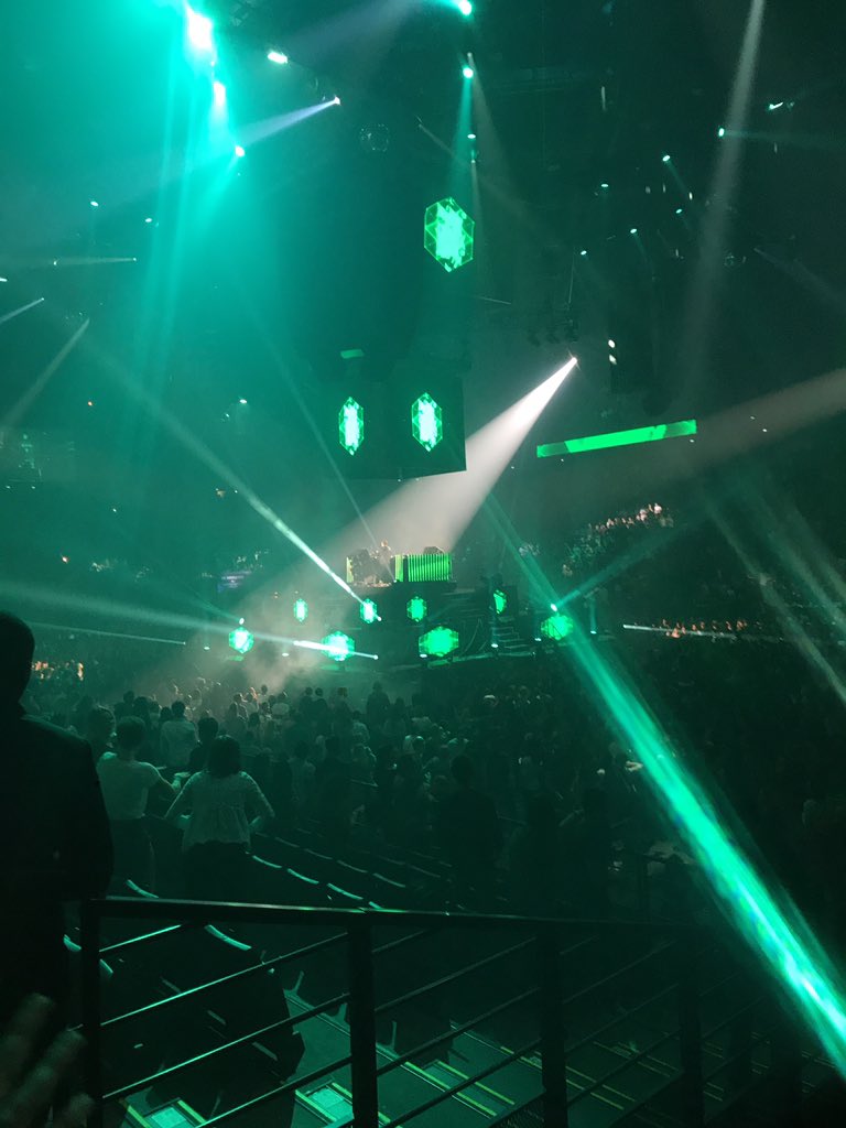 IAmSarahAY's tweet photo. @Ginger_Klo @AccorH_Arena @ClemLincruste @KellyReisberg @RobinBernaud @RomanoSeli @LeBaronTissot On peut te faire un bisou? Tu es de quel côté? https://t.co/LFKJvigoXX