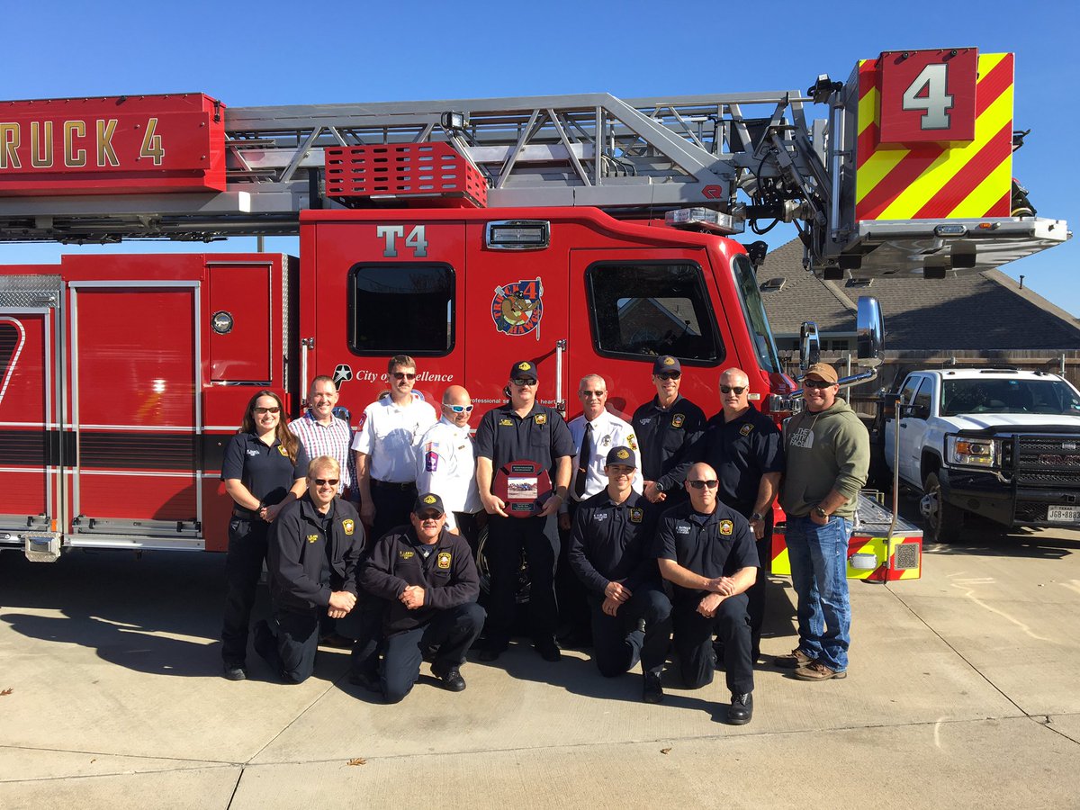 PlanoFireRescue's tweet photo. Fulton VFD chief thanks PFR personnel deployed to Harvey relief efforts. https://t.co/a0HUBxIjDY