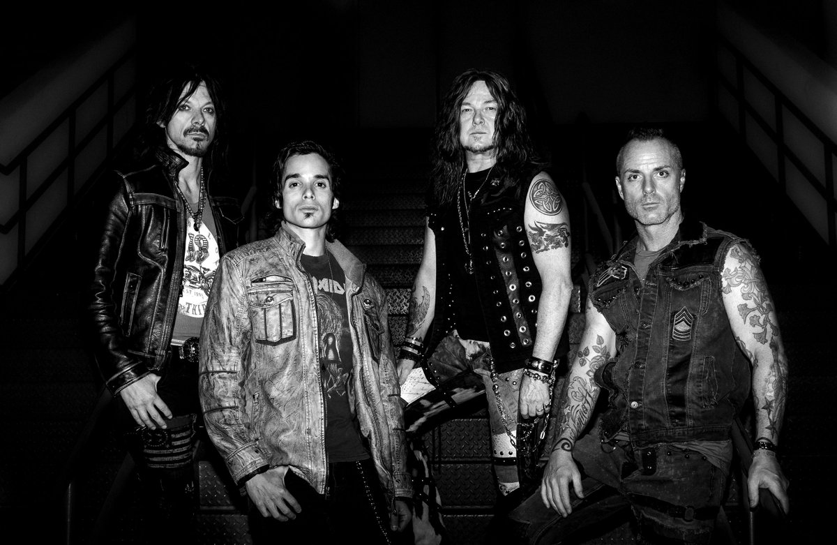 FoundryRocks's tweet photo. #FoundryRocks Shoot before #SteelPanther. Great Line-Up... Everyone Rocked!! 🎶😎🎶 #MarkBoals #ScottGriffin #MarcBrattin #ChrisIorio https://t.co/u1v7pY9iLz