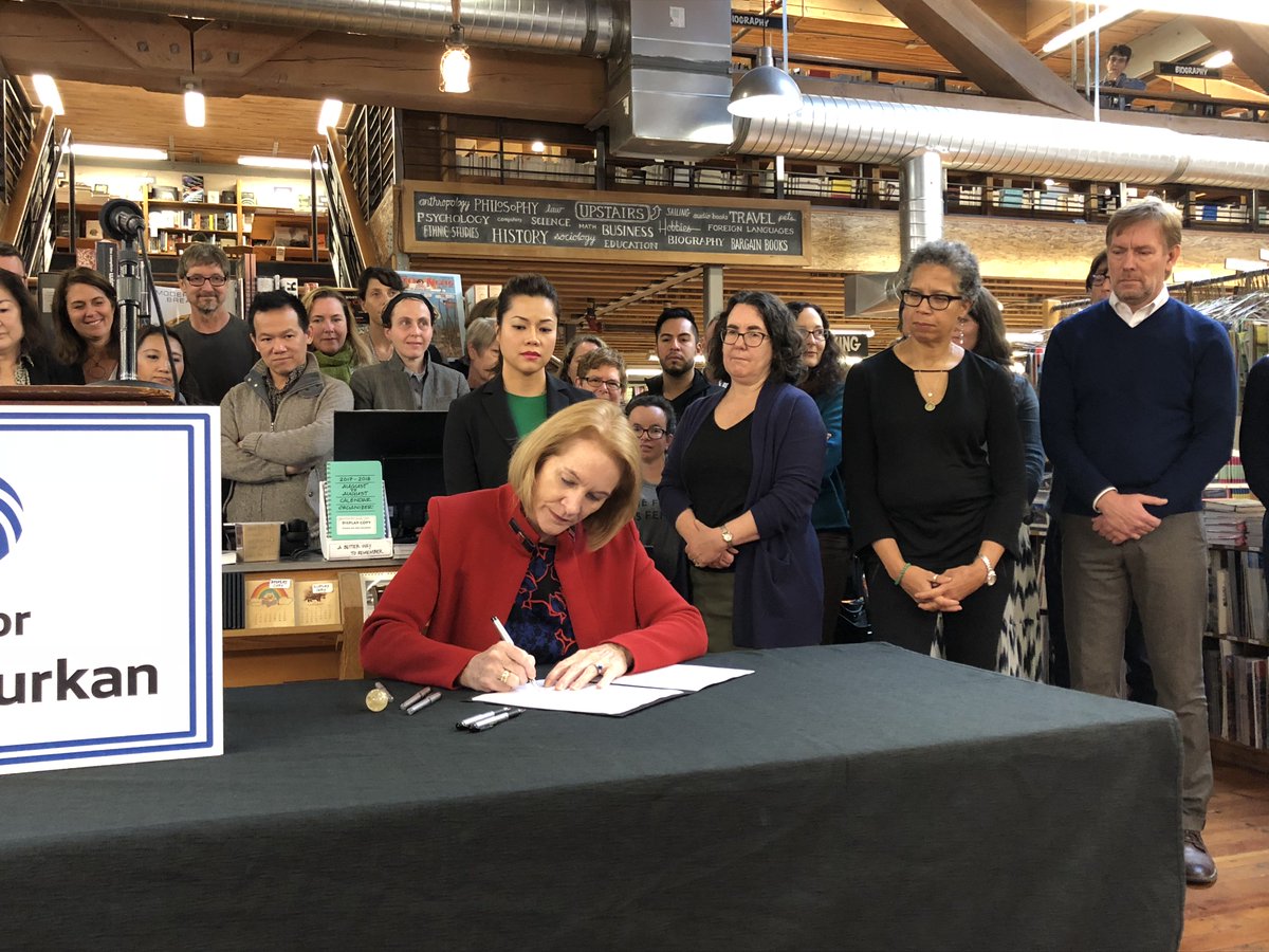 FormasForever's tweet photo. Small businesses are the economic backbone of Seattle. Signing an executive order to create Seattle’s first small business advisory council https://t.co/DaU5Xg7ryy
