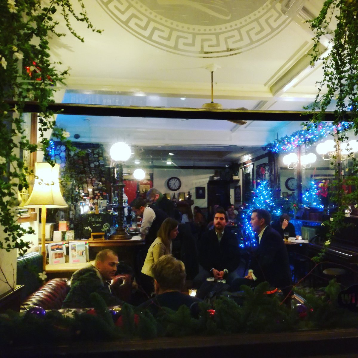 TheQueens_Head's tweet photo. It's beginning to look a lot like Christmas...
๐๐๐ป
#bestpubinlondon #queensheadpub #kingscross #craftbeer #craftbeerlife #winterwarmer #winteriscoming #hygge #finallydecember #almost https://t.co/6frLTCSNkS