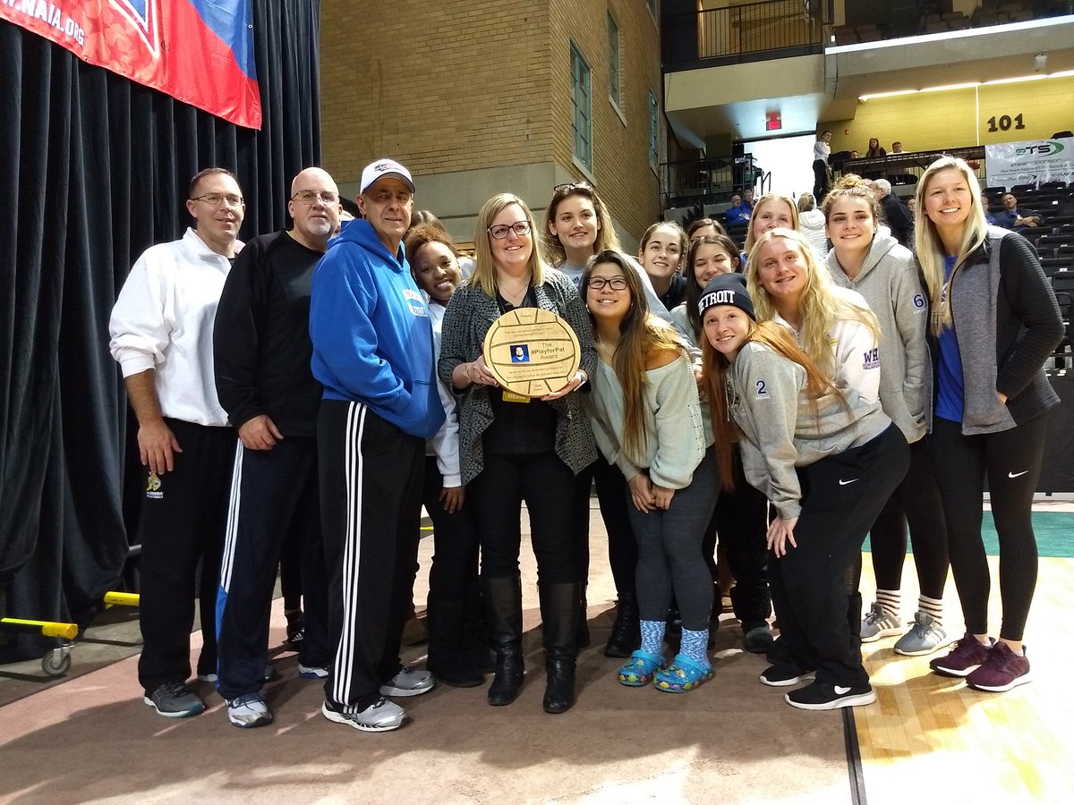 NAIA's tweet photo. Today the 1st #PlayforPat award was given in memory of former @MUCrusaders SID Pat Moore who we lost 2 years ago. The award was given to an SID at #NAIAWVB Chmapionship that modeled qualities that everyone treasured in Pat.
Congrats Cindy Potter (@CougarCanuck ) https://t.co/KntH6vBtON