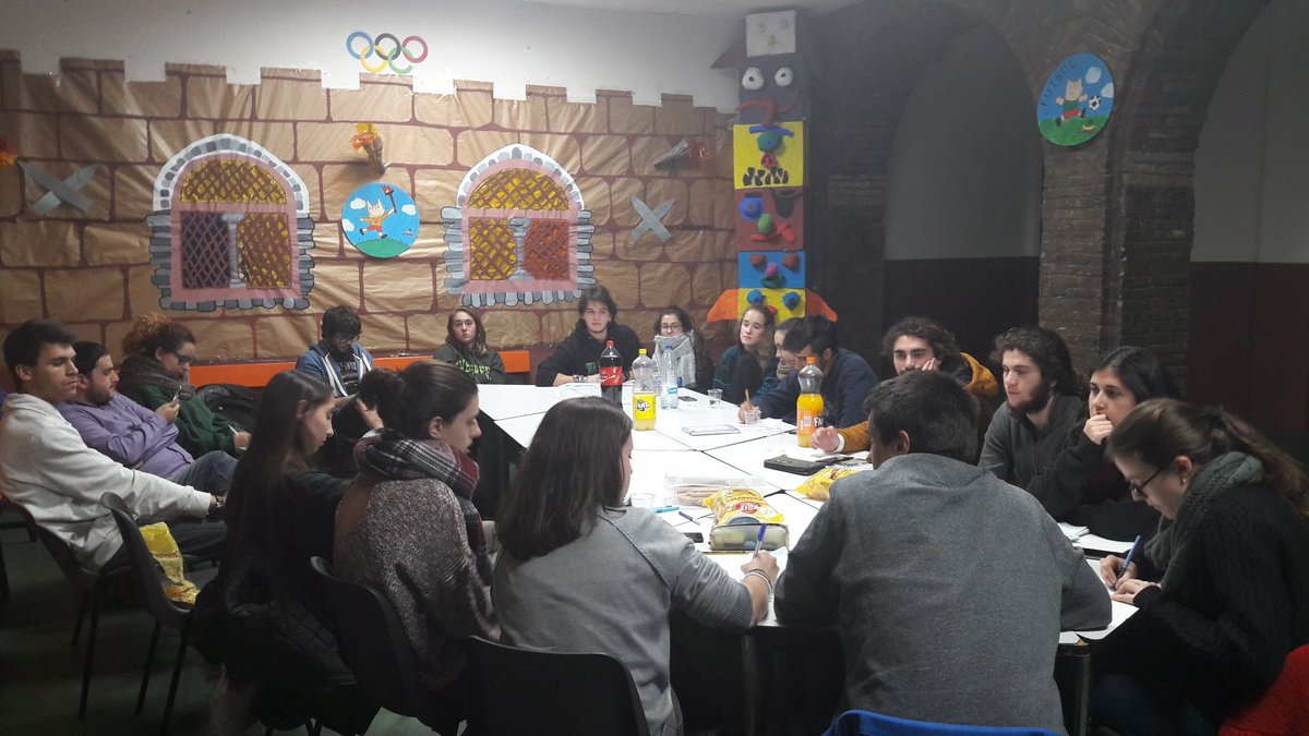 esplaisMCECC's tweet photo. Reunió de @Zona2MCECC al @ElBonRecer #AGOMCECC #VÈRTEXMCECC #SoparNadal #eduquemxlapau amb dinàmiques de @FundiPau https://t.co/es7pnsfT9G
