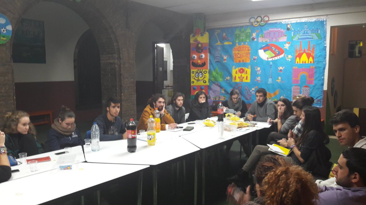 esplaisMCECC's tweet photo. Reunió de @Zona2MCECC al @ElBonRecer #AGOMCECC #VÈRTEXMCECC #SoparNadal #eduquemxlapau amb dinàmiques de @FundiPau https://t.co/es7pnsfT9G
