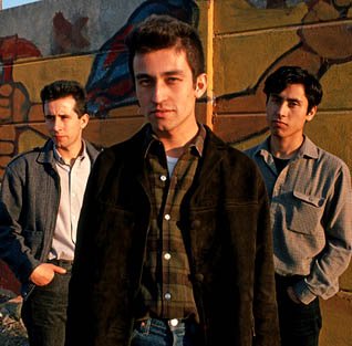 Breve_Notas's tweet photo. Hoy en 2001: tras 12 años de separación, se reúne el grupo "Los Prisioneros", opacando el reencuentro de "Los Hermanos Campos", distanciados por 6 meses tras la condena por abigeato de uno de sus integrantes. #Brevenotas https://t.co/dsQq12j7aL