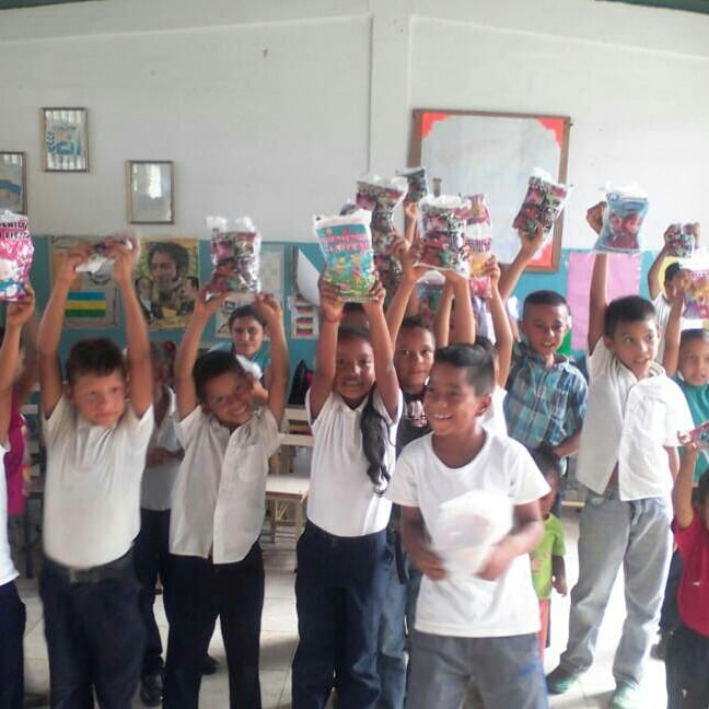 CruzTorrealbMRT's tweet photo. Entrega de cotillones en el sector vuelta el caro. Cruz Torrealba dando alegría a la comunidad y niños de la escuela. 
 *#10D* *#VictoriaPopular*
*#VotaTupamaro*
*#VotaPorCruzTorrealba*
*#YoVotoPorNany*
*#VotaRebelde*
*#CruzTorrealbaAlcaldesa* https://t.co/QjlnleO5rz