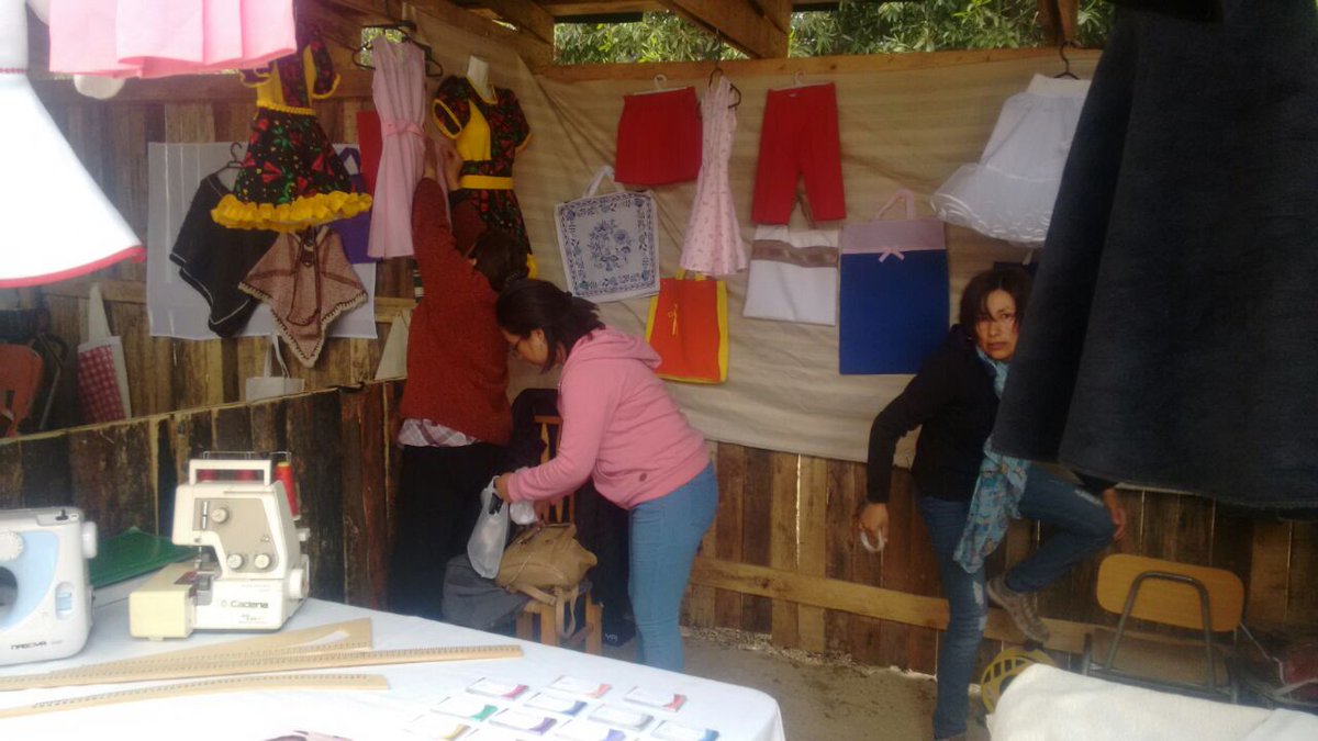 Unes_Chile's tweet photo. Telas en Sueño Marchigue.
Finalizado el Curso de Corte y Confección de la comuna de Marchigue, un grupo de 15 alumnas se reunió para formar la Agrupación "Sueños en Tela Marchigue ", la cual ya se han presentado en la feria costumbrista de Marchigue, teniendo un gran éxito. https://t.co/lOD8YZmUtL