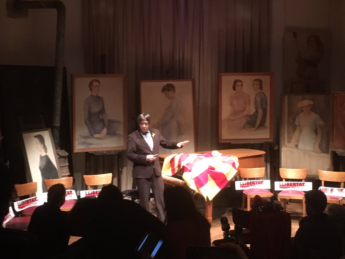 El president <a href="/KRLS/">krls.eth / Carles Puigdemont</a> rep, en nom del Govern de Catalunya, una bandera catalana republicana, confeccionada a Orà (Algèria) durant els primers anys de la postguerra, un símbol històric perfectament guardat durant dècades.