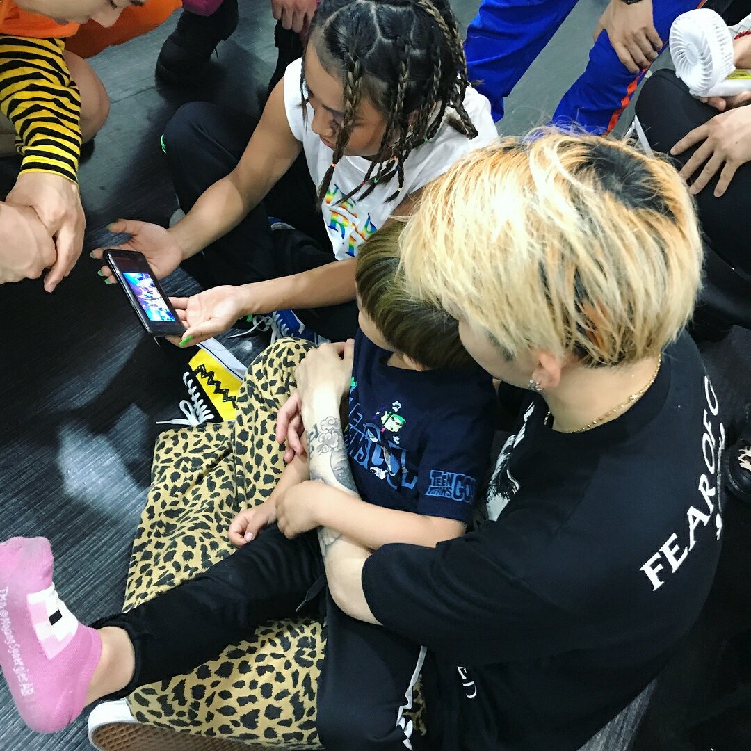 _92914's tweet photo. zico with king (riehata's son), jiyul (staff's daughter), and amean (stylist's son) T.T whenever he has interactions with any of them i Cry https://t.co/RSuxZ4ybzS