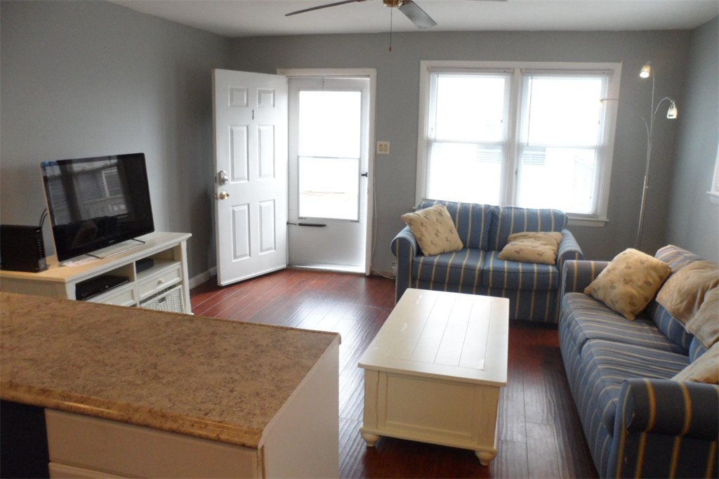 emg_brigantine's tweet photo. This spacious living room belongs to a condo on West Brigantine Avenue, and features a great location, and and eat-in kitchen. This is the perfect summer getaway! https://t.co/bekirxmGIk https://t.co/i6jiw0g7PU