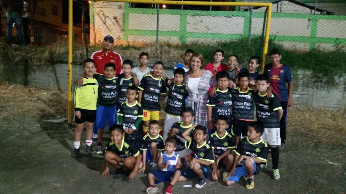 ericafalla15's tweet photo. Felices entregando implementación deportiva para los niños de Armenia. El deporte es vital para su desarrollo y la mejor alternativa de vida. Gracias al profesor Antonio Toro por dejarnos compartir con los jugadores del Club Profesional del Quindío, en el Barrio Montevideo. https://t.co/lv0ZpGaq3n