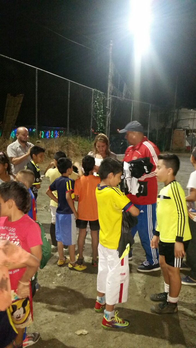ericafalla15's tweet photo. Felices entregando implementación deportiva para los niños de Armenia. El deporte es vital para su desarrollo y la mejor alternativa de vida. Gracias al profesor Antonio Toro por dejarnos compartir con los jugadores del Club Profesional del Quindío, en el Barrio Montevideo. https://t.co/lv0ZpGaq3n