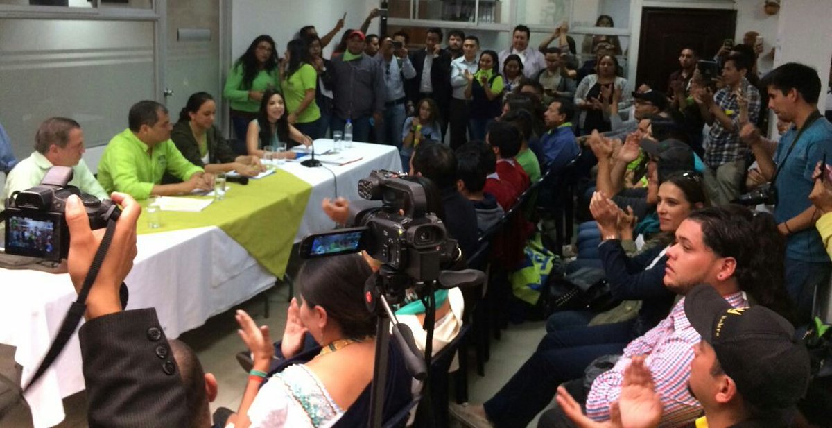 pameaguirre1's tweet photo. ¡Ser joven y no ser revolucionario es una contradicción hasta biológica! Aquí estamos compañero @MashiRafael firmes para defender nuestra revolución.
#FrenteNacionalDeJuventudes 
@35PAIS https://t.co/VyCIoXDXjg