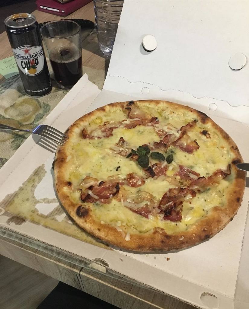 ElenaFataLivia's tweet photo. Cena dei campioni prima del grande giorno 💃🏼💃🏼💃🏼💃🏼🍕🍕🍕
.
.
#ariafestivaliscoming #pizza #chinotto #quattroformaggi #bacon #panciamiafatticapanna #bellydancerlife #competition #Elenuzza #bellavita #tuttavita https://t.co/BUi6JcnhTv https://t.co/Muf0qLVBa2