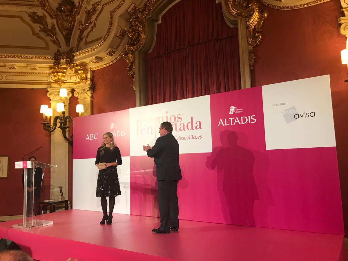 Sevilla_Turismo's tweet photo. Entrega de #PremiosenPortada de @abcdesevilla en #Altadis. Premios al #RealClubdeGolf de #Sevilla, La #BelledeCadix #Cruceros y al #BancodeAlimentos. Este último lo recibe de manos del Presidente de @DIPUSEVI Fernando Rodríguez Villalobos. Colabora grupo @AVISAAudi https://t.co/U4MDL4WIwf