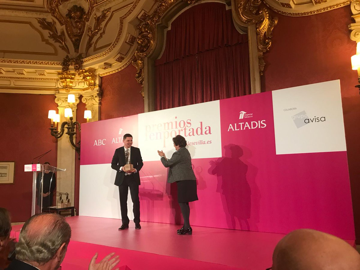 Sevilla_Turismo's tweet photo. Entrega de #PremiosenPortada de @abcdesevilla en #Altadis. Premios al #RealClubdeGolf de #Sevilla, La #BelledeCadix #Cruceros y al #BancodeAlimentos. Este último lo recibe de manos del Presidente de @DIPUSEVI Fernando Rodríguez Villalobos. Colabora grupo @AVISAAudi https://t.co/U4MDL4WIwf