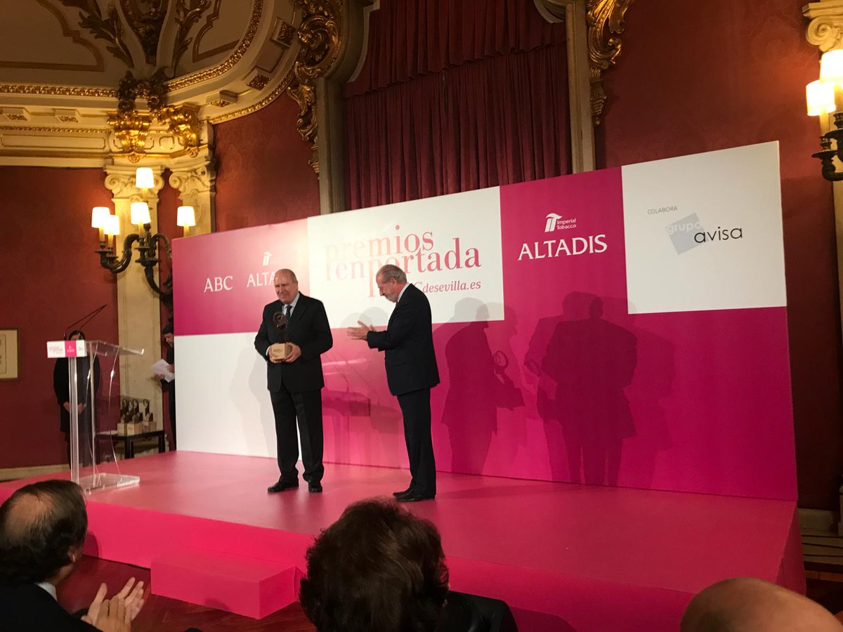 Sevilla_Turismo's tweet photo. Entrega de #PremiosenPortada de @abcdesevilla en #Altadis. Premios al #RealClubdeGolf de #Sevilla, La #BelledeCadix #Cruceros y al #BancodeAlimentos. Este último lo recibe de manos del Presidente de @DIPUSEVI Fernando Rodríguez Villalobos. Colabora grupo @AVISAAudi https://t.co/U4MDL4WIwf