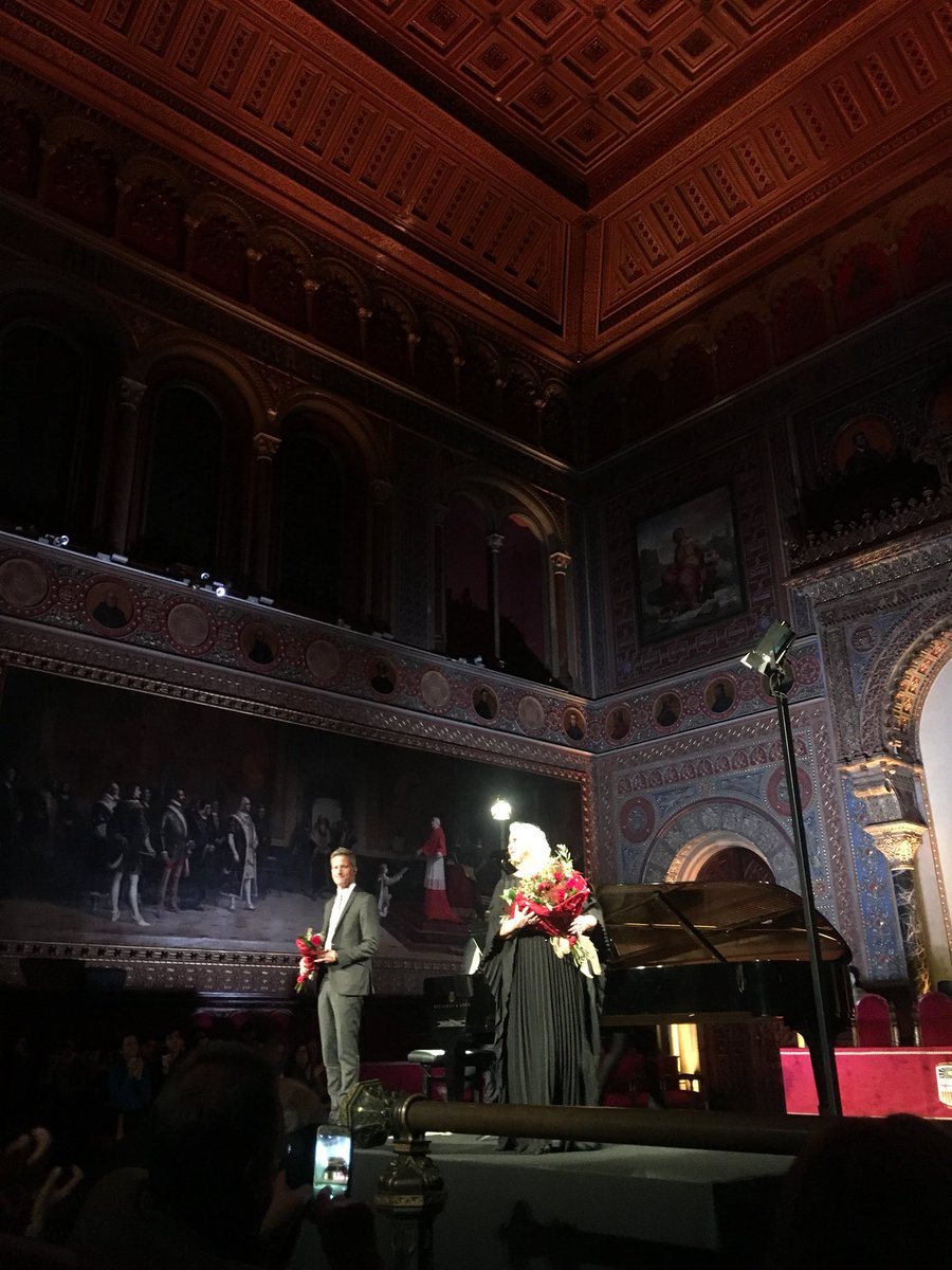 JordiMadd's tweet photo. La opulencia vocal de #Theorin arrasa en una #Liederabend donde #Wagner y #Sibelius eclipsaron a #Wolf El guiño final de salir y cantar #bis Elisabeth de #Tannhäuser con la capa AMARILLA q llevó Victoria de Los Ángeles en @WagnerFestival ha enloquecido al público @PlateaMagazine https://t.co/laMliC9Rca
