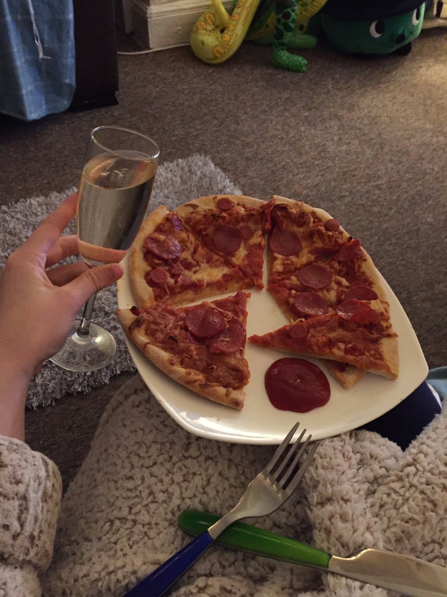 mealssmith97's tweet photo. Pizza, prosseco and Pjs 🍕🥂#3favs https://t.co/wt1EWgw23m