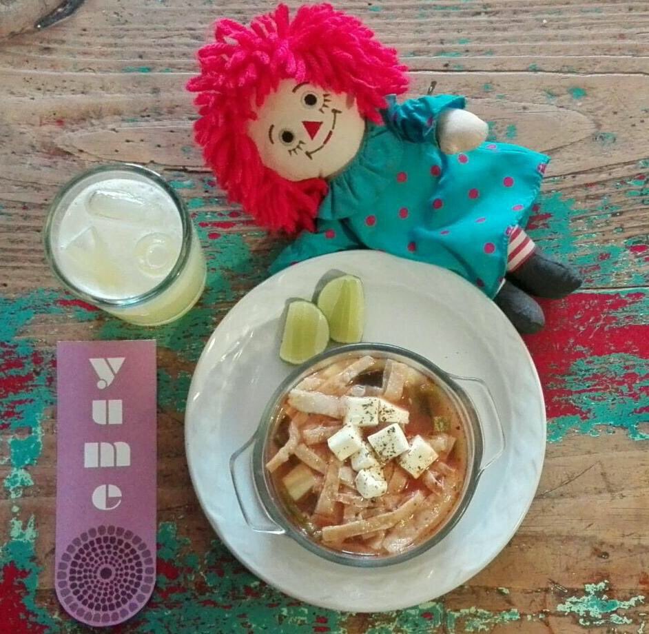 Mi muñeca me habló y me dijo muchas cosas, me dijo: ve a comer el #paquetedeldía
Sopa poblana.
Agua de piña.
Guisado de tu elección