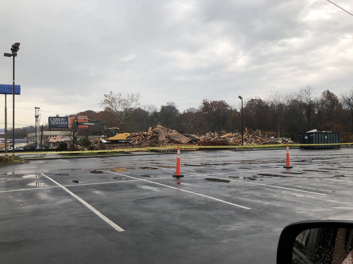 MegaBullhorn865's tweet image. and like that MY #Raffertys is gone, We are getting a #DoubleDogs in its place #SameOwner BUT STILL I am DEVASTATED #Knoxville #TN #Southwest #KnoxCounty