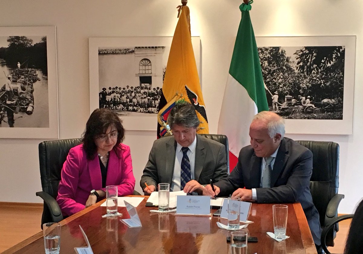 AgriculturaEc's tweet photo. El convenio entre el Fondo Ítalo-Ecuatoriano para el Desarrollo Sostenible y el #MAG financiará la implementación de huertos agrícolas, cría de animales menores, capacitación para manejo orgánico de la agricultura y fortalecimiento de la actividad apícola en cantones de #Manabí https://t.co/9QzxsFEA4L